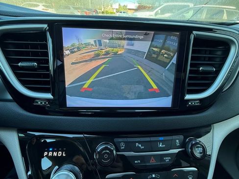 Used 2024 Chrysler Pacifica Touring-L FWD image 14