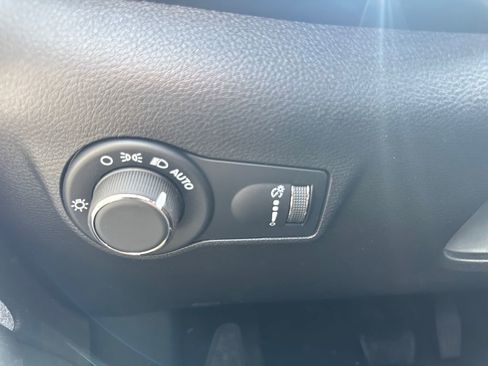 Used 2025 Jeep Compass Sport w/ Mopar Graphics Package image 18