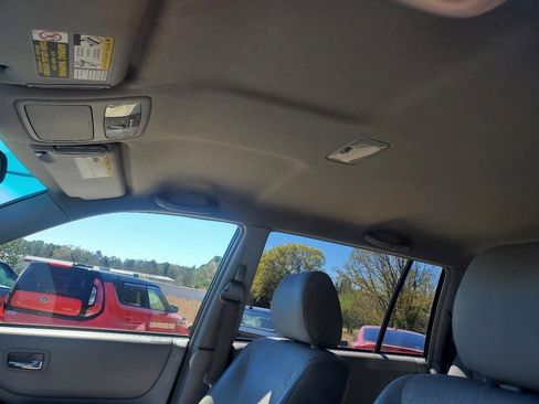 Used 2004 Toyota Highlander V6 2WD with 3rd-Row Seat image 19