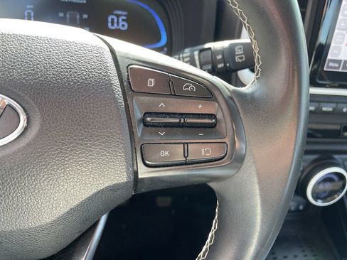Used 2024 Hyundai Venue Limited FWD image 25