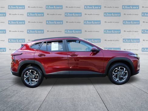 Used 2025 Chevrolet Trax LT w/ LT Convenience Package FWD image 4