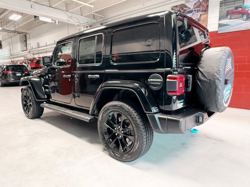 Used 2022 Jeep Wrangler Unlimited Sahara w/ Cold Weather Group AWD/4WD image 5