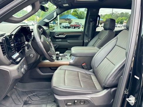 Used 2025 Chevrolet Silverado 1500 High Country AWD/4WD image 8