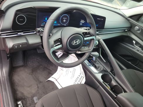 Used 2025 Hyundai Elantra SEL FWD image 12