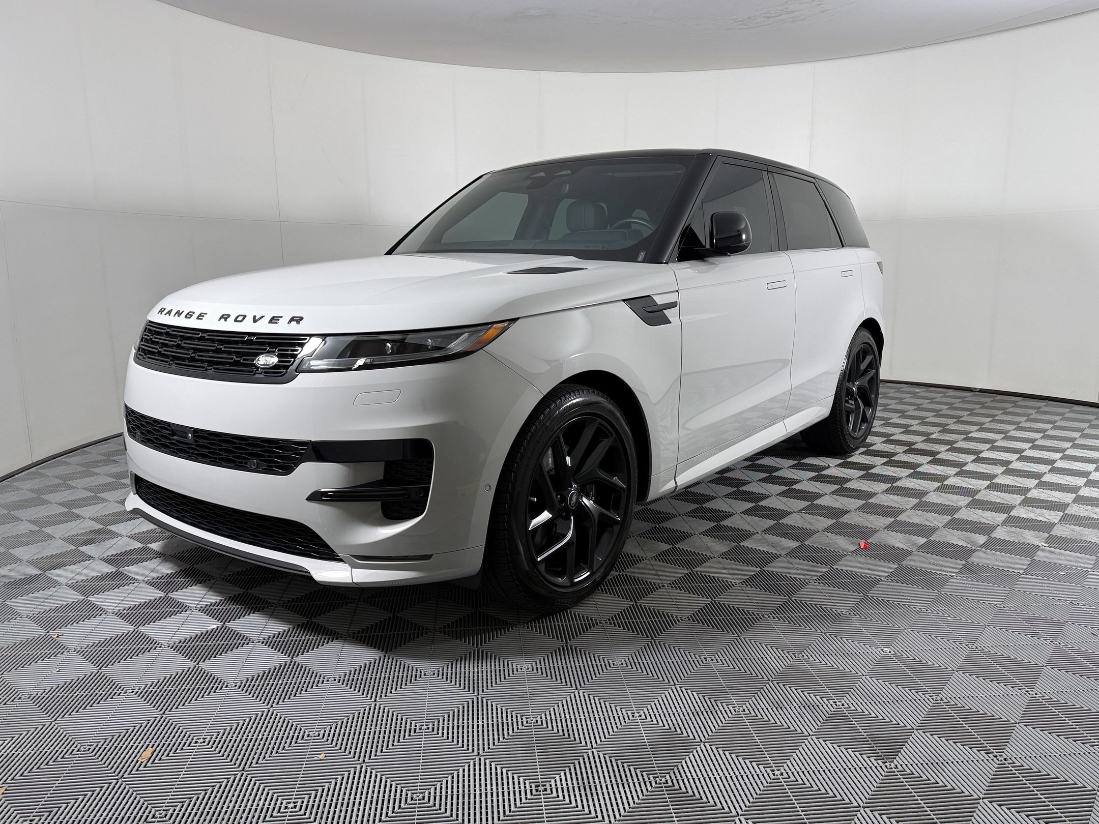 Used 2024 Land Rover Range Rover Sport Dynamic SE AWD/4WD image 1