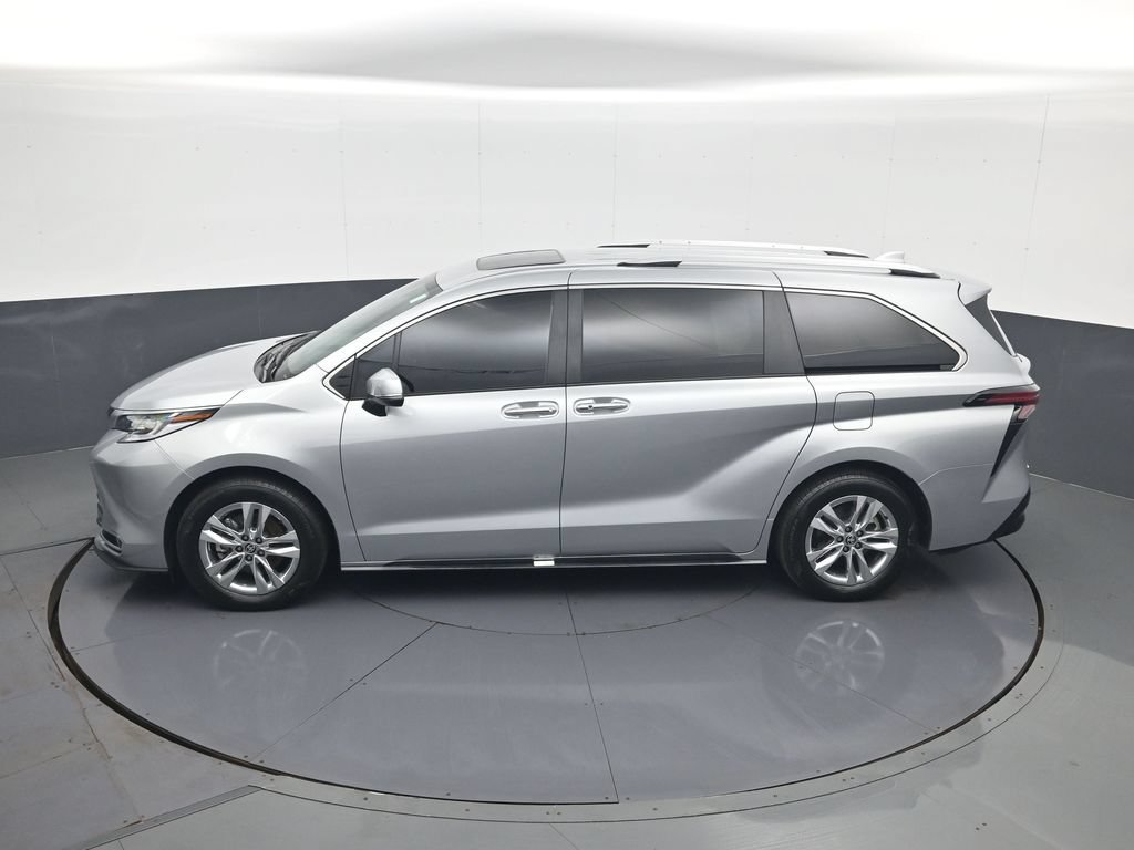 Used 2025 Toyota Sienna Limited AWD/4WD image 22