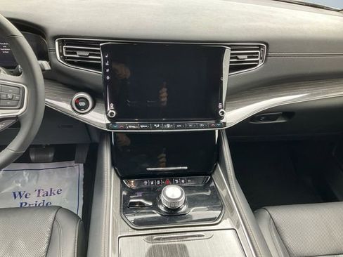 Used 2022 Jeep Wagoneer Series II AWD/4WD image 11