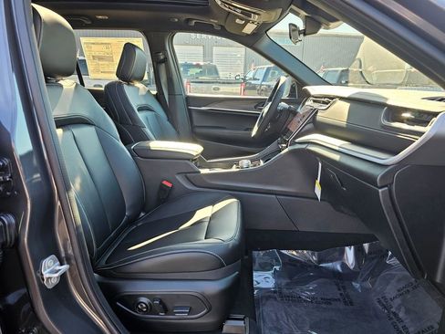 New 2025 Jeep Grand Cherokee Limited w/ Black Appearance Package image 11