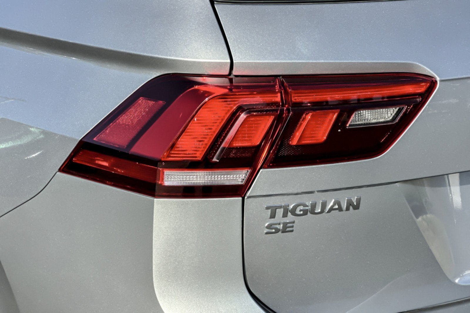 Used 2021 Volkswagen Tiguan SE R-Line AWD/4WD image 26