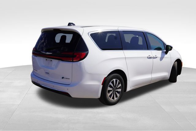 Certified 2024 Chrysler Pacifica Limited FWD image 3