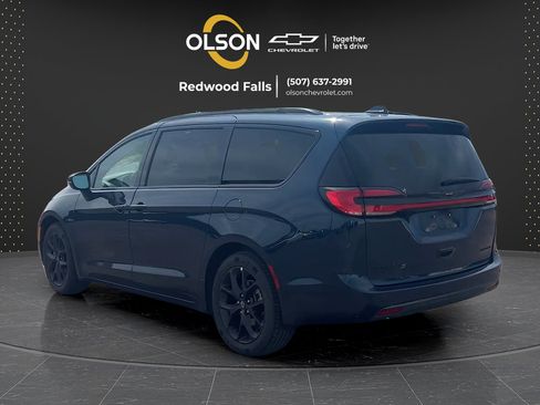 Used 2025 Chrysler Pacifica Limited FWD image 3
