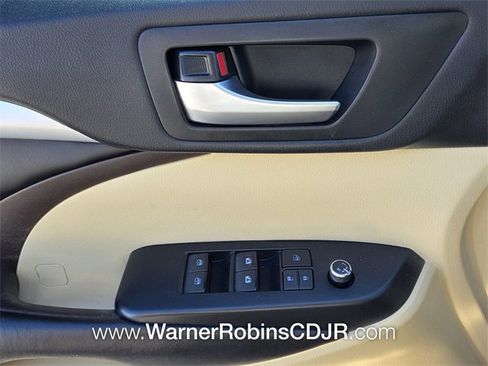 Used 2019 Toyota Highlander XLE image 34