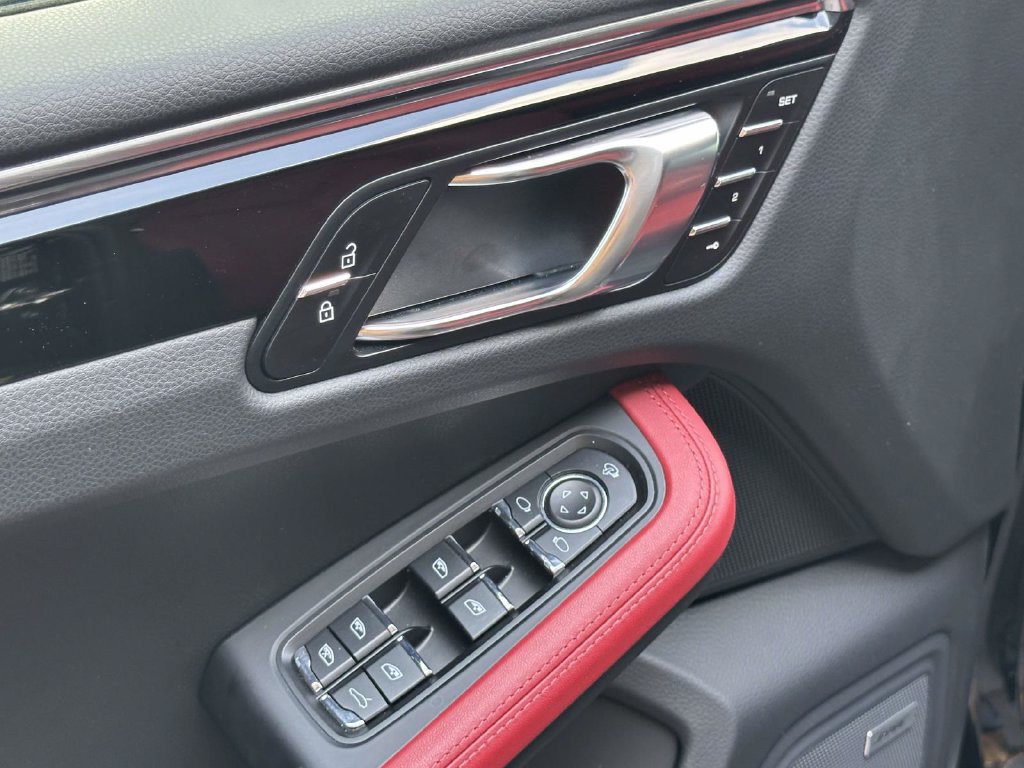 Used 2025 Porsche Macan AWD/4WD image 19