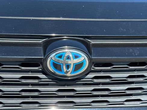 Used 2021 Toyota RAV4 LE AWD/4WD image 16