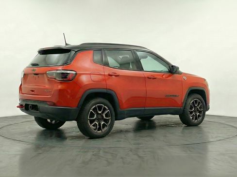 Used 2025 Jeep Compass Trailhawk AWD/4WD image 9