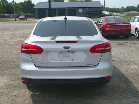 Used 2016 Ford Focus SE w/ SE Winter Package FWD image 4