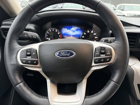Used 2023 Ford Explorer XLT image 13