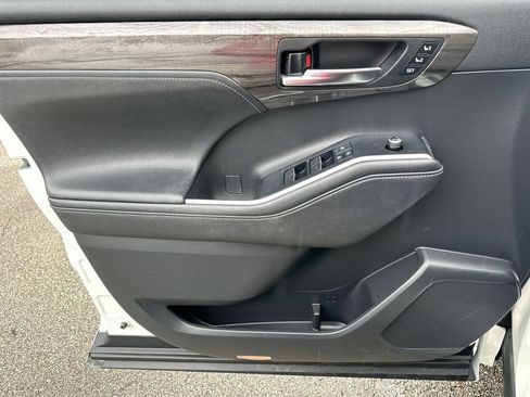 Used 2020 Toyota Highlander Limited FWD image 23