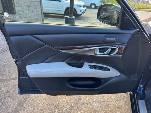 Used 2019 INFINITI Q70 Luxe w/ Sport Package image 10