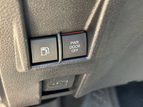 Used 2025 Toyota Sienna XSE FWD image 27