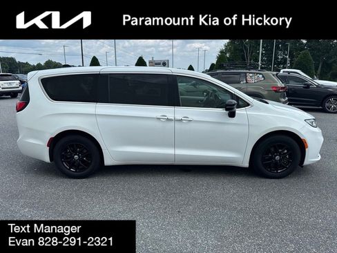 Used 2024 Chrysler Pacifica Touring-L FWD image 8