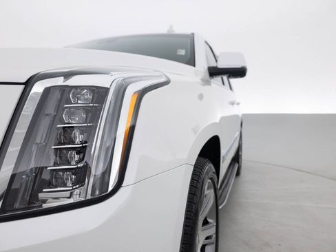 Used 2016 Cadillac Escalade Luxury AWD/4WD image 12