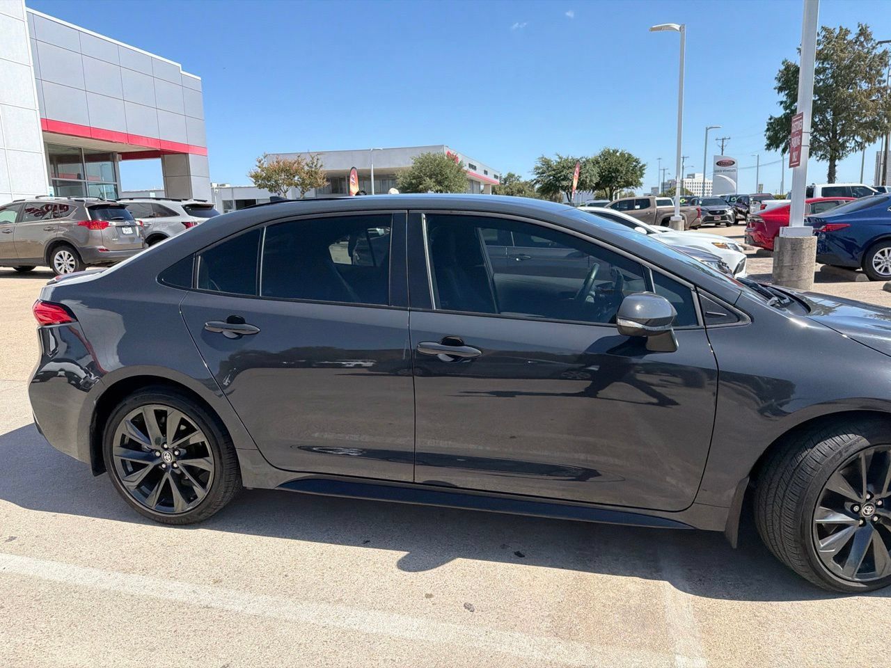 Used 2025 Toyota Corolla SE FWD image 4