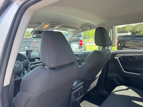 Used 2021 Toyota RAV4 LE AWD/4WD image 10