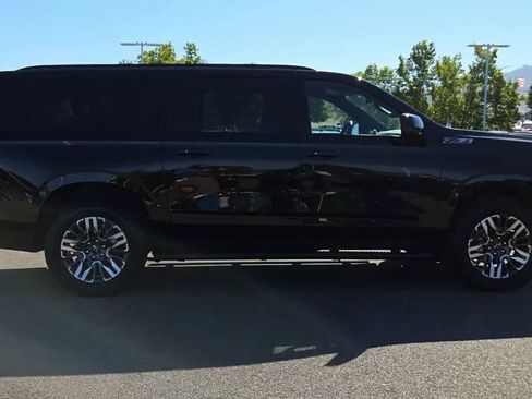 Used 2025 Chevrolet Suburban Z71 AWD/4WD image 9