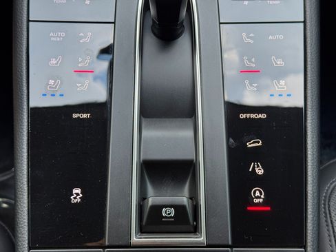 Used 2025 Porsche Macan AWD/4WD image 30
