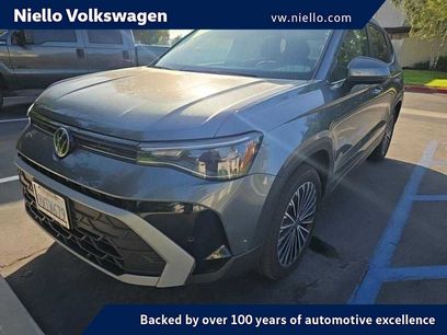 Used 2025 Volkswagen Taos SE w/ Panoramic Sunroof Package