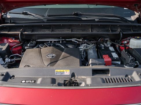 Used 2022 Toyota Highlander LE FWD image 25