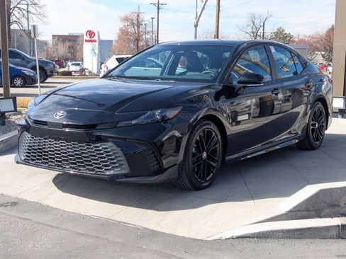 Used 2025 Toyota Camry SE image 10