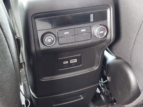 Used 2023 GMC Acadia SLE FWD image 30