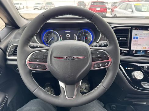 New 2026 Chrysler Pacifica Select image 4