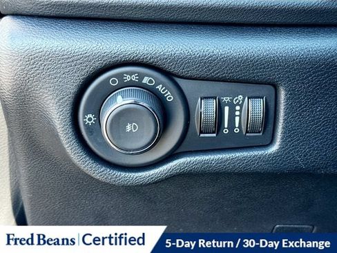 Used 2025 Chrysler Pacifica Select FWD image 13
