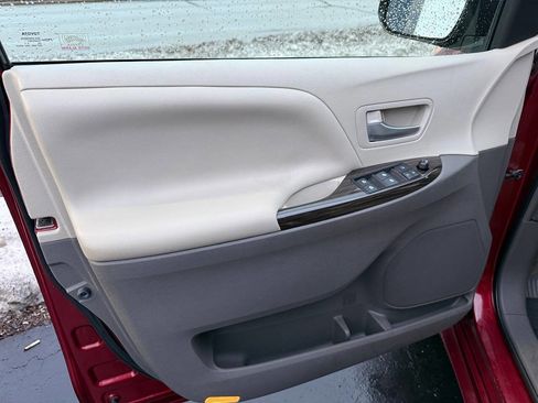 Used 2015 Toyota Sienna XLE 8 Passenger 4dr Mini Van image 92