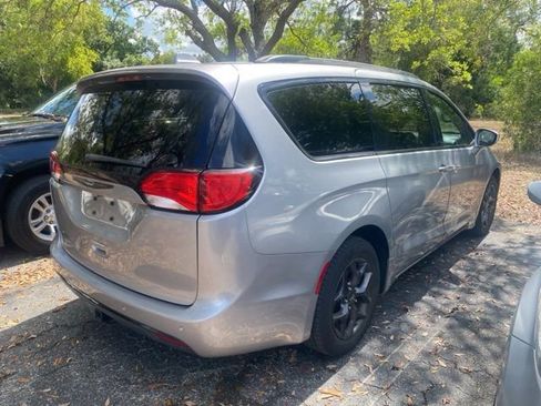 Used 2018 Chrysler Pacifica Touring-L image 4