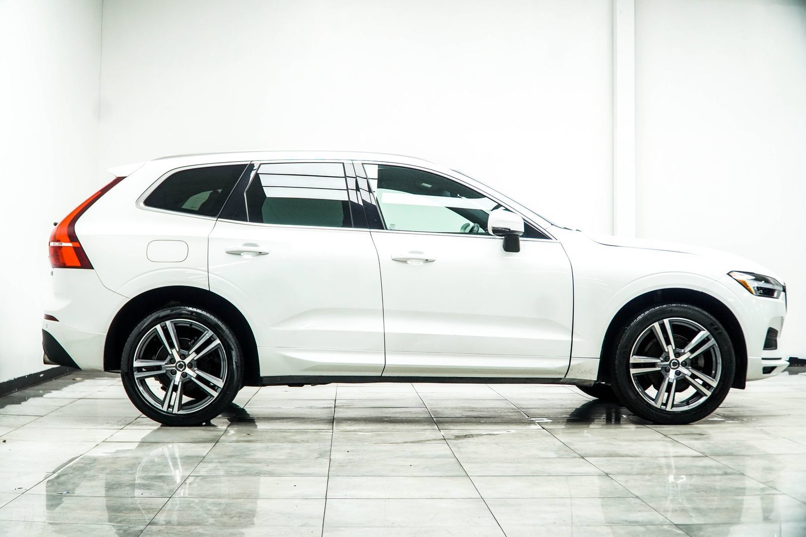 Used 2020 Volvo XC60 T5 Momentum w/ Protection Package Premier AWD/4WD image 8
