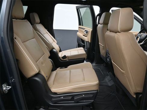 Used 2021 Chevrolet Suburban Premier w/ Premium Package image 10