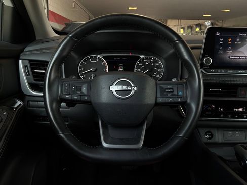 Used 2025 Nissan Rogue SV FWD image 32