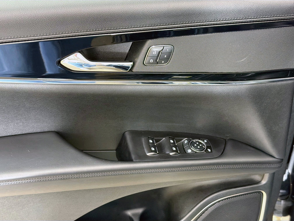 Used 2023 Lincoln Nautilus Reserve AWD/4WD image 30