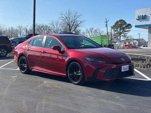 Used 2025 Toyota Camry SE image 2