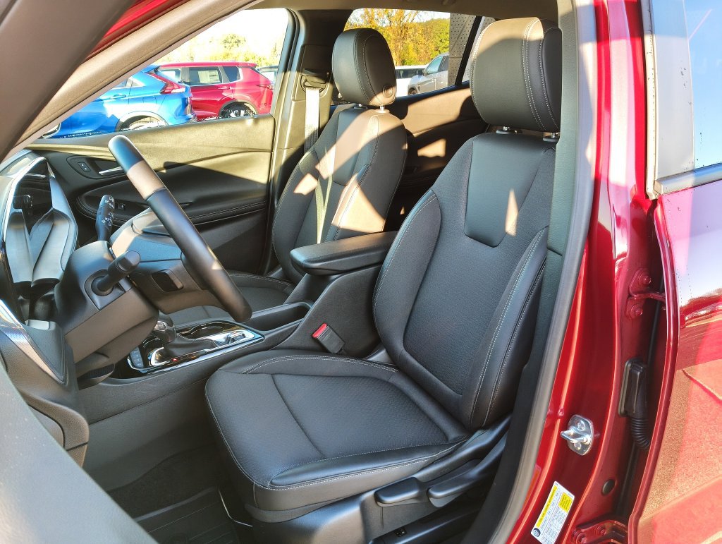 Used 2025 Buick Encore GX Preferred AWD/4WD image 2