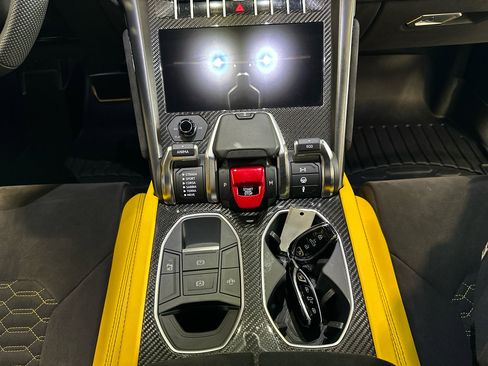 Used 2022 Lamborghini Urus Base image 19