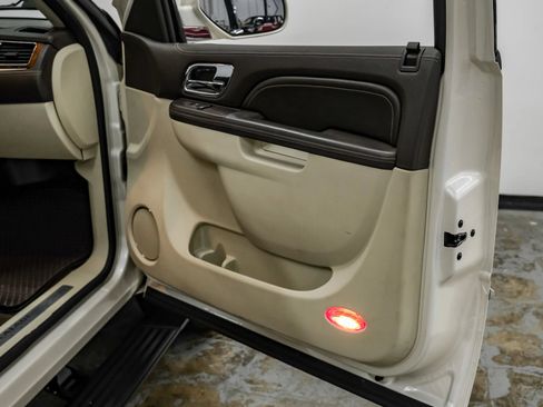 Used 2014 Cadillac Escalade ESV Platinum RWD image 37