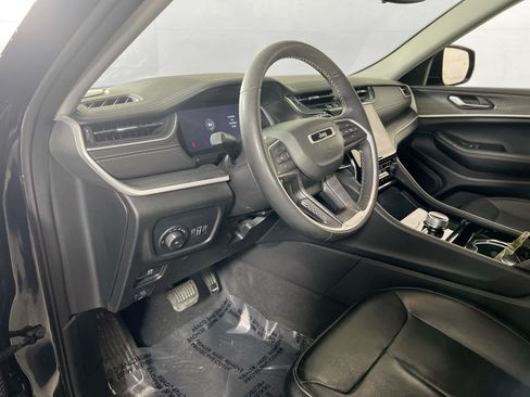 Used 2023 Jeep Grand Cherokee Limited AWD/4WD image 9