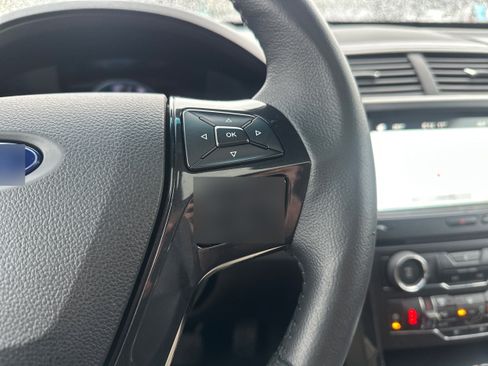 Used 2017 Ford Explorer XLT w/ XLT Appearance Package image 34