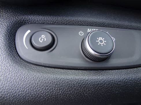 Used 2025 Chevrolet Trax LT FWD image 16