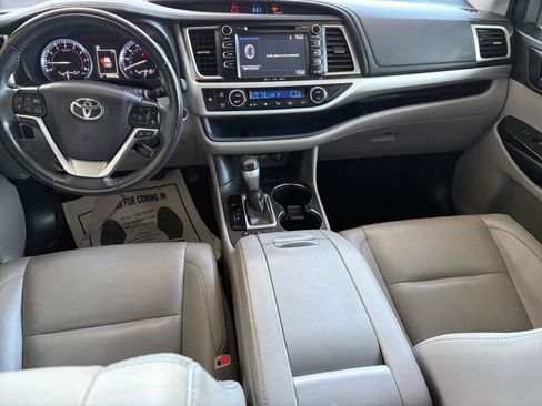 Used 2019 Toyota Highlander SE image 10